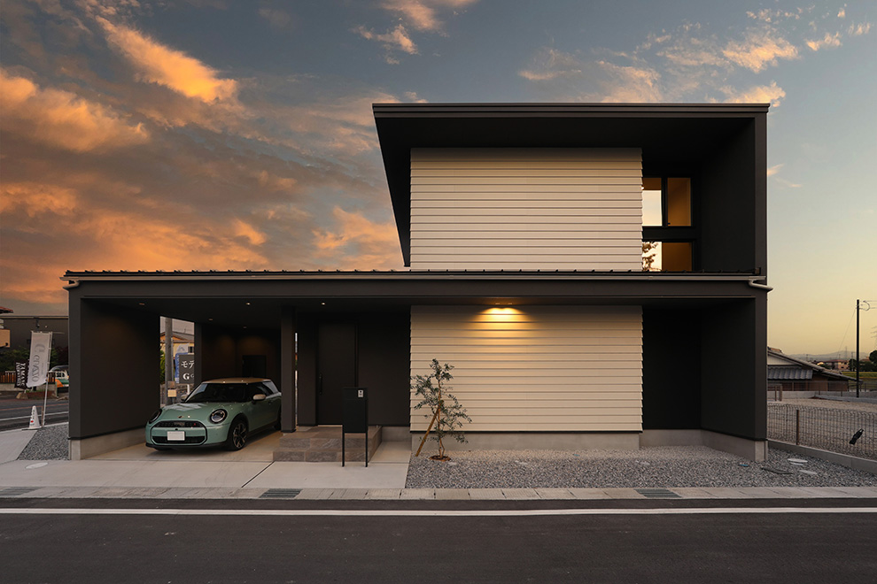 モダンなガレージ付きの家