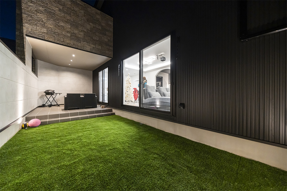 こだわりのテラスに家族や友人が集う、ホテルライクな家