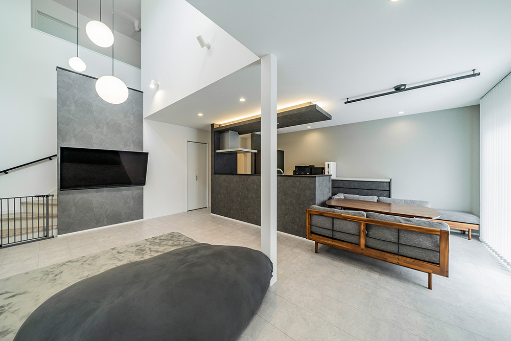 吹き抜けのある、スタイリッシュな家