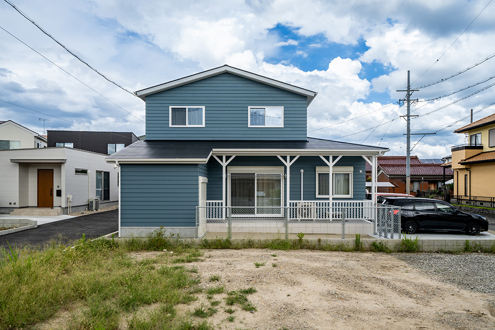 青が映えるアメリカンスタイルのお家