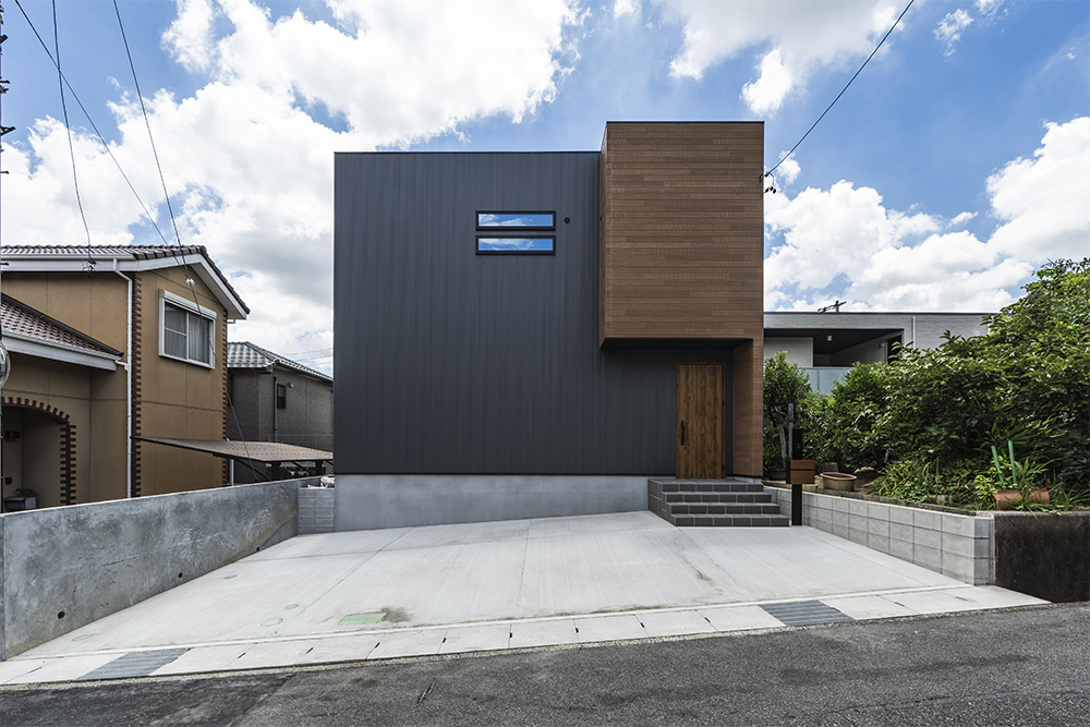 異素材が引き立て合う、スタイリッシュな家