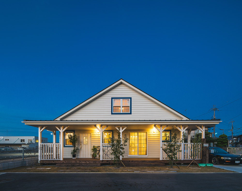 ホワイトとブルーが爽やかなサーファーズスタイルの家