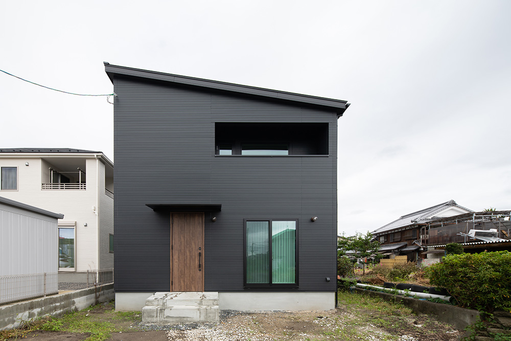 黒を基調としたシンプルモダンハウス