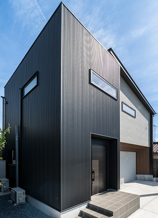 外壁：ガルバリウム鋼板