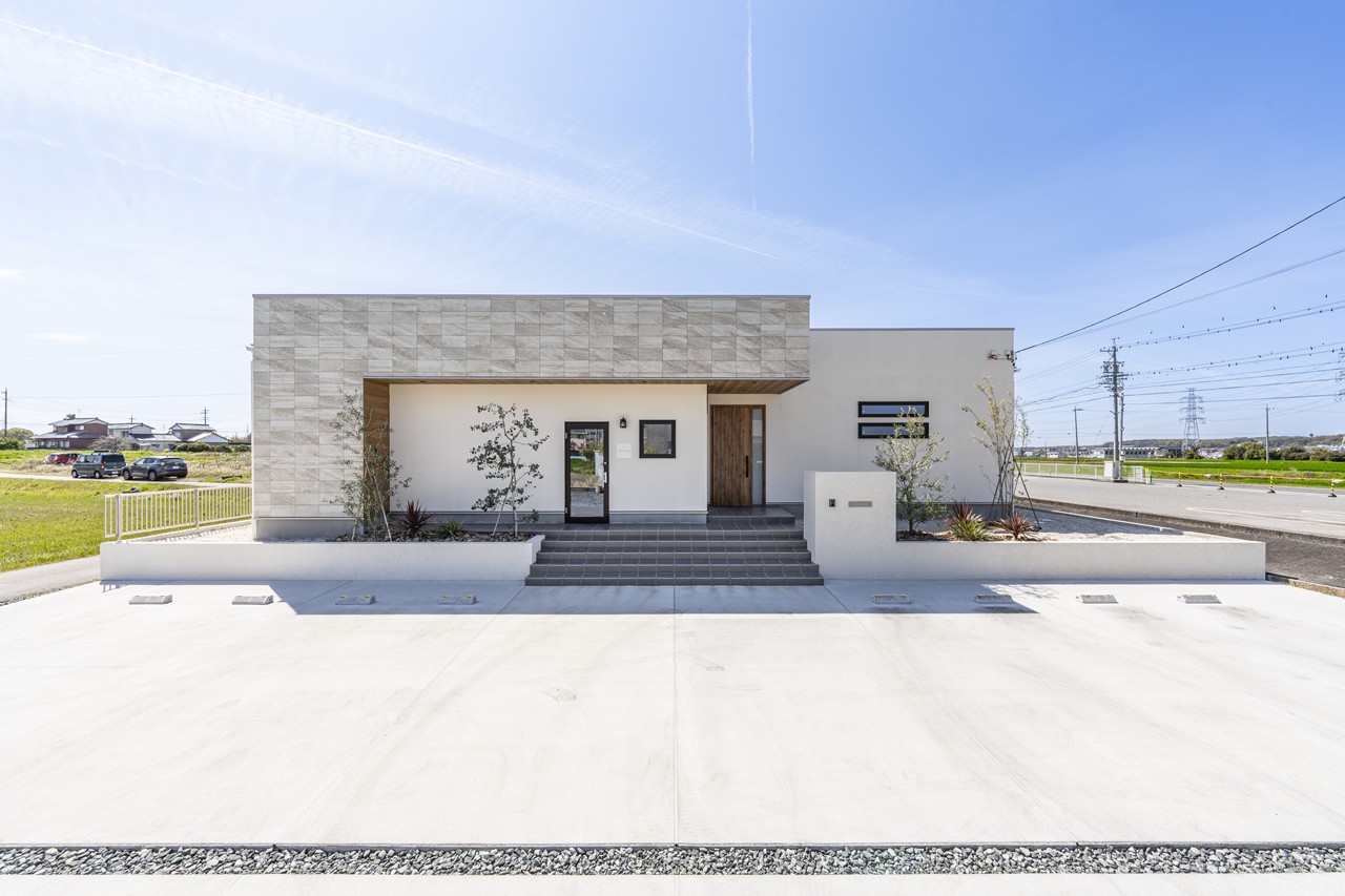 中庭で“ととのう”、サロン併設の平屋